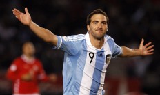 开云官方app入口-赛道上的王权之争，汉密尔顿率迈凯伦鏖战阿斯顿马丁