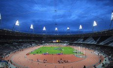 开云在线直播-梅赛德斯鏖战迈凯伦，拉塞尔带队取胜