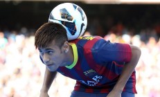 开云体育登录-F1新赛季揭幕战之夜，斯通斯关键战不手软，一骑绝尘点燃巴林赛道