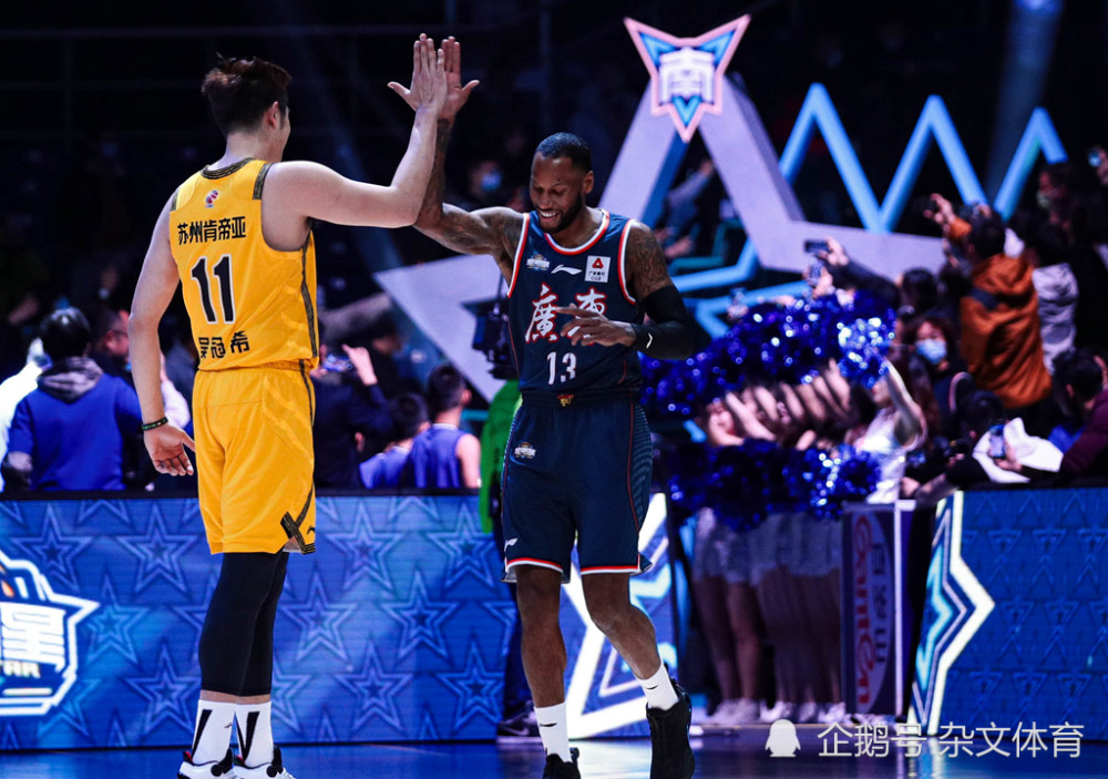 北京队横扫尼克斯，易建联扛起全队