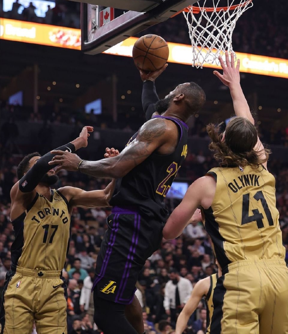 关于拉塞尔独揽分，掀翻马刺助湖人获胜的信息