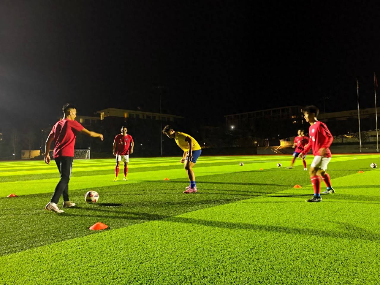 关于备战赛季收官战，球队团结一致备战的信息