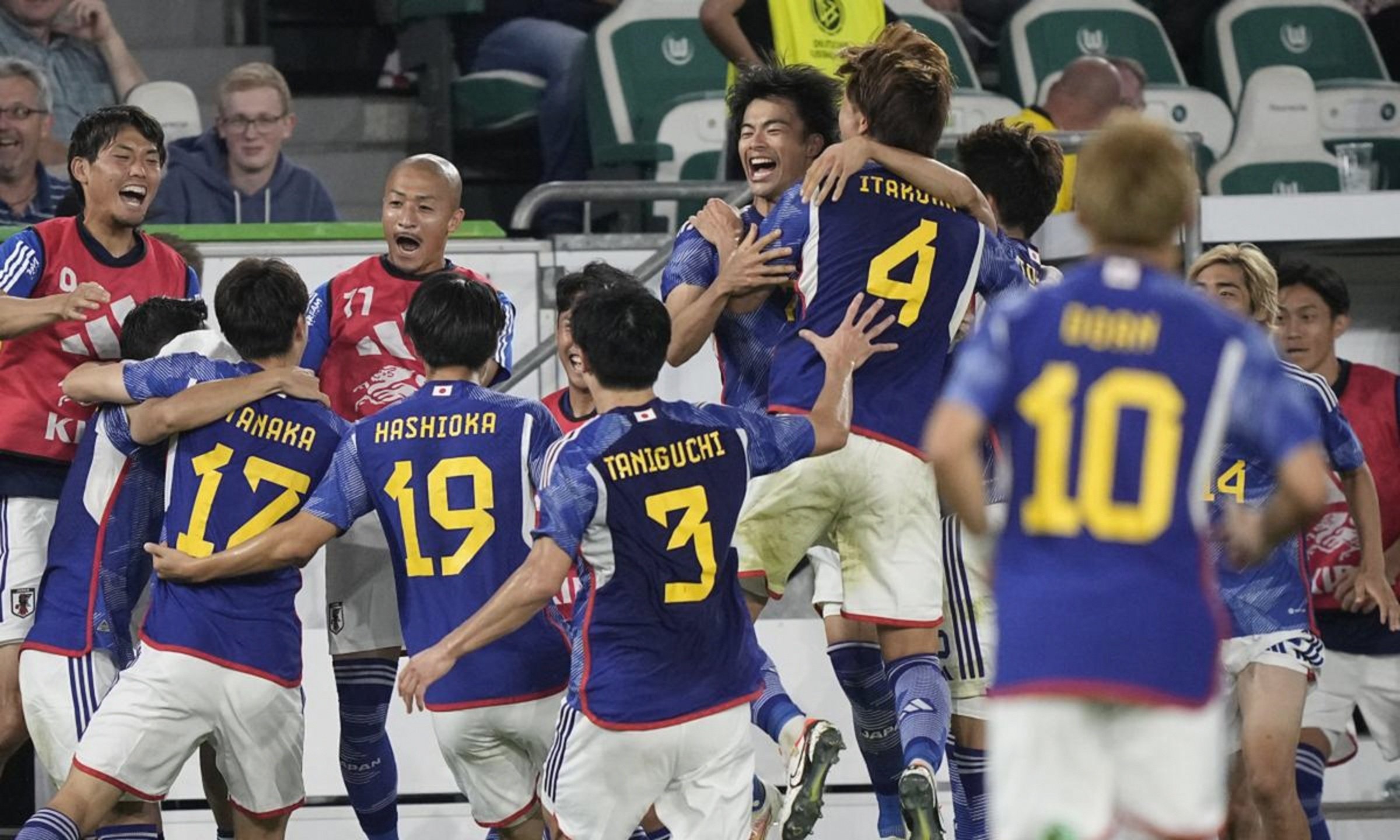 关于球队主帅发挥出色，指导球队获得胜利的信息