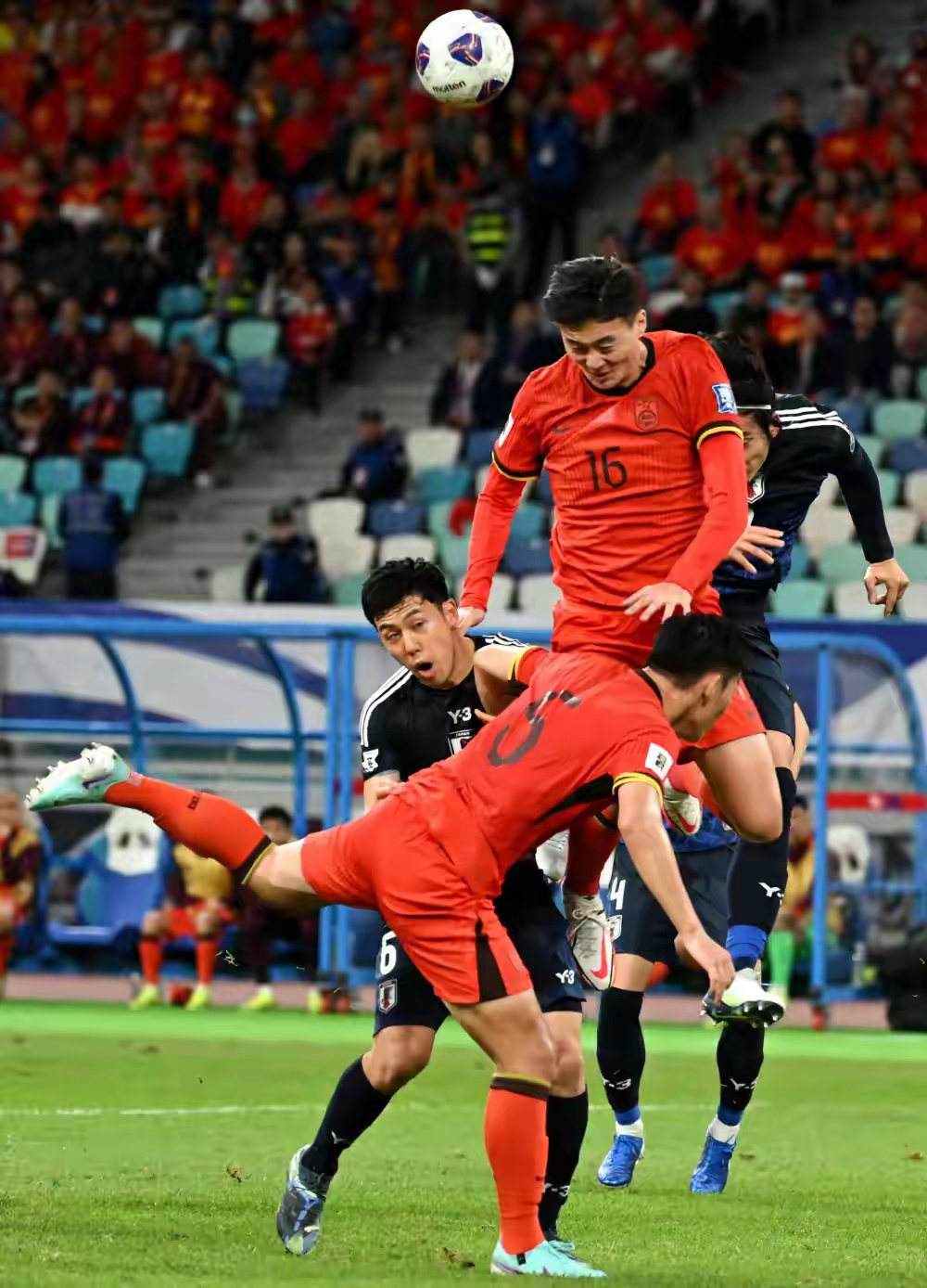 关于精湛球技引球迷喝彩，众人沉迷其中的信息