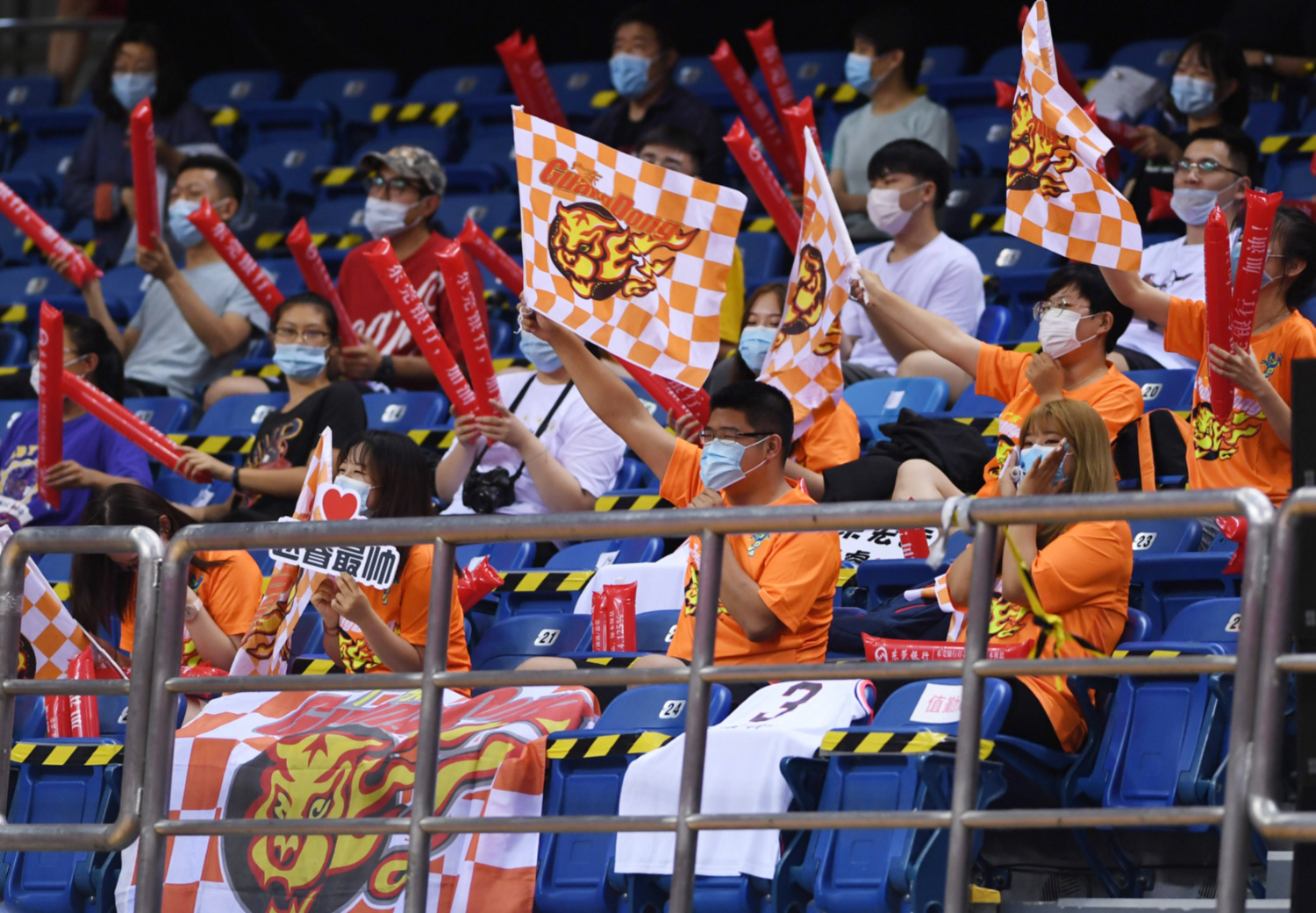 关于精湛球技引球迷喝彩，众人沉迷其中的信息