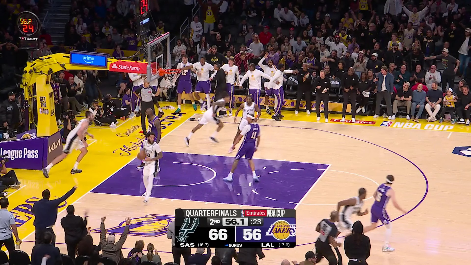 雷霆横扫尼克斯,詹姆斯点燃赛场 雷霆横扫尼克斯,詹姆斯点燃赛场