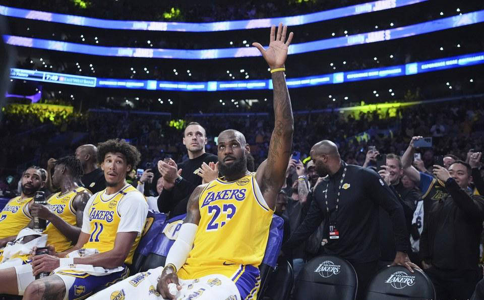 关于黄蜂爆冷湖人，麦科勒姆三分雨点燃全场的信息