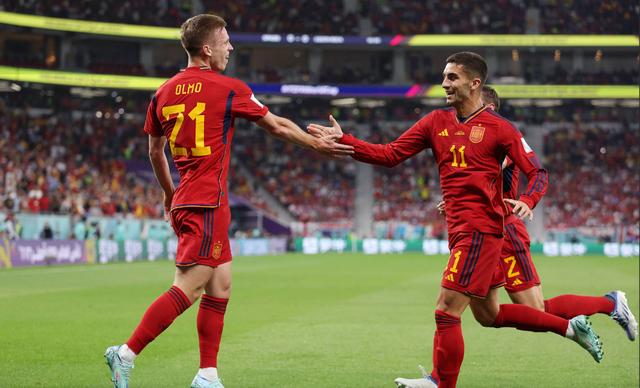 巴萨鏖战拜仁,莱万三分雨点燃全场的简单介绍 巴萨鏖战拜仁,莱万三分雨点燃全场的简单介绍