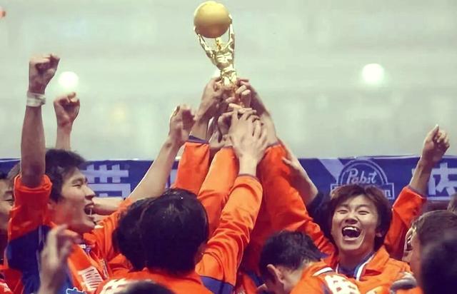 包含中国足球冠军联赛：山东鲁能抢夺领先地位！的词条